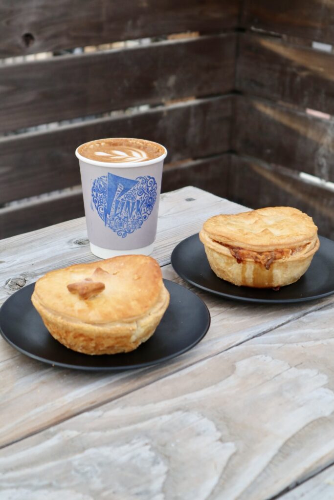 パイ・フラットホワイト・ソーセージロール