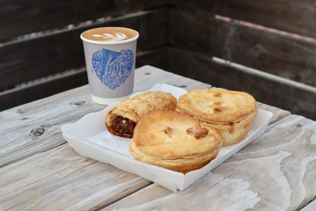 パイ・ソーセージロール・フラットホワイト