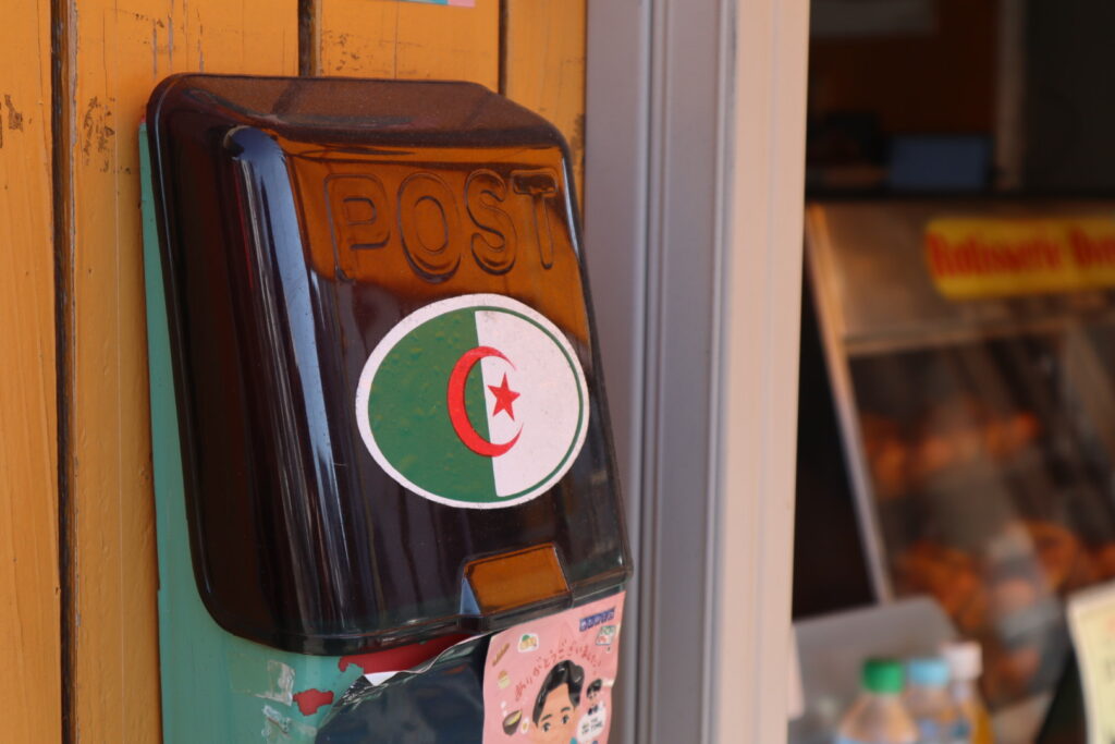 国旗のついたポスト