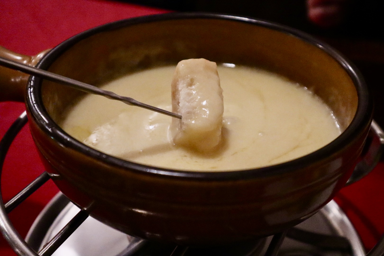 創業50年の老舗「東京スイスイン」で味わう本場のスイスチーズ料理