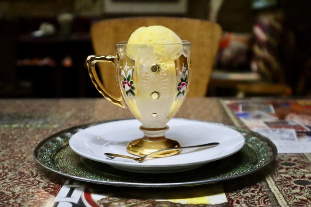 バラのシャーベットとアイスクリーム