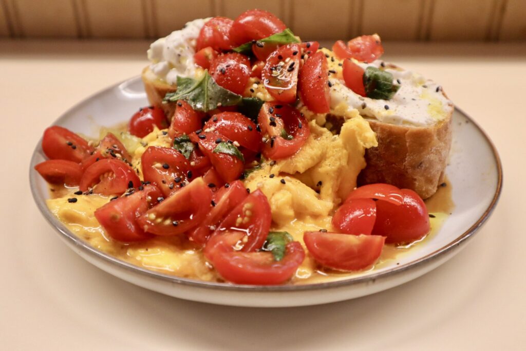 とろとろスクランブルエッグ&トマトのオープンサンド