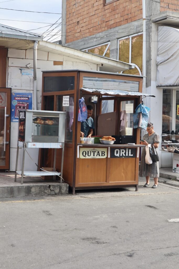 ペラシキを売っている店（シェキの市場）