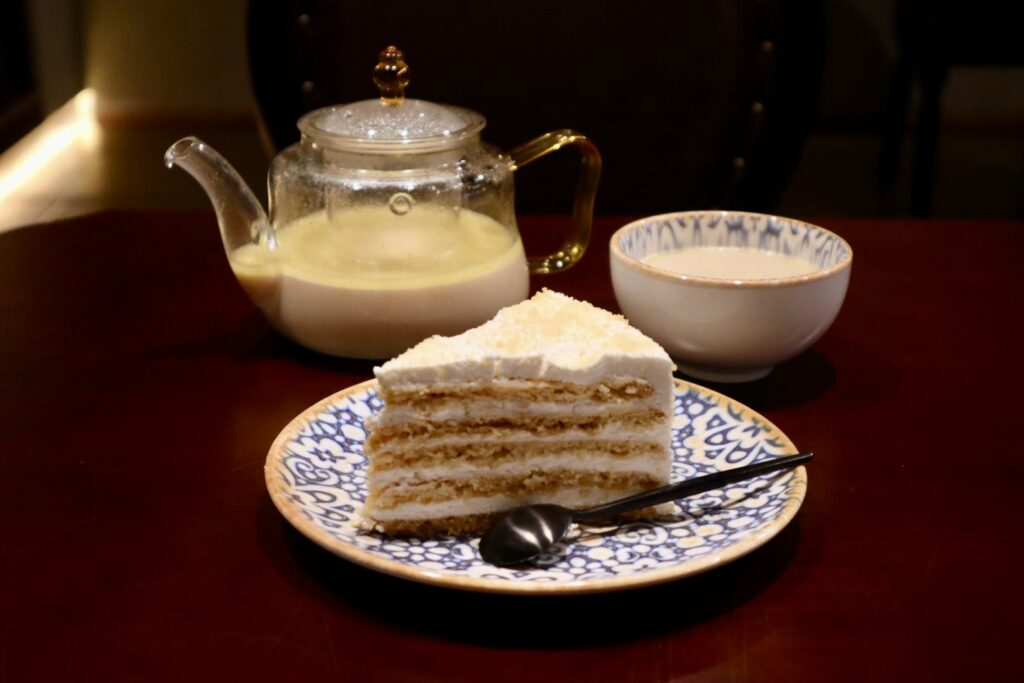 タタール族のケーキと塩味ミルクティー