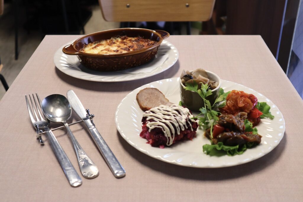 冷菜5種盛り合わせ・トマトとチーズのオーブン焼き