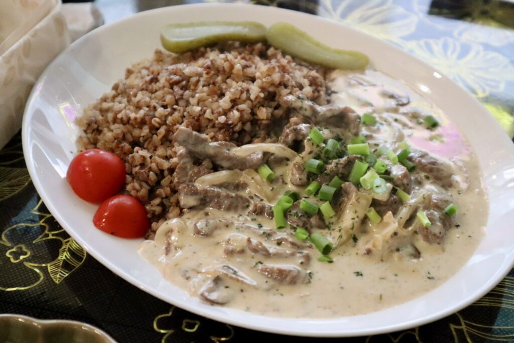 ビーフストロガノフ そばの実添え